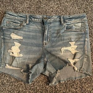 AMERICAN EAGLE Mid-rise distressed jean shorts.